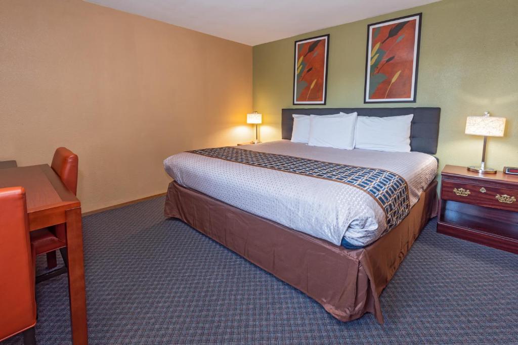 Postel nebo postele na pokoji v ubytování Far West Motel