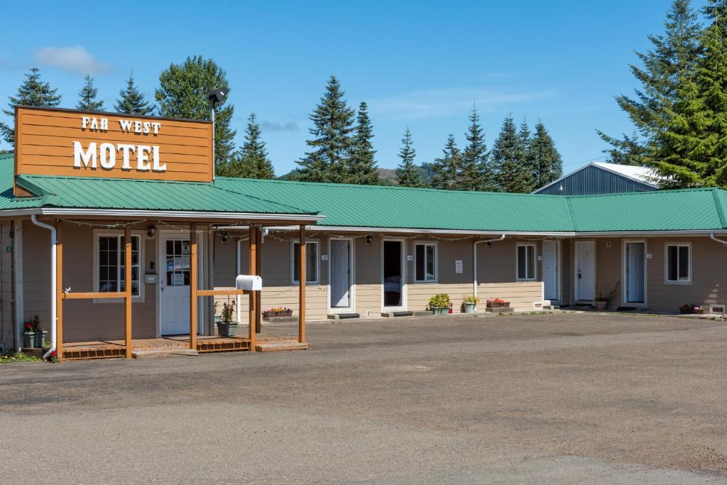 a motel with a sign that reads star west motel at Far West Motel in Forks