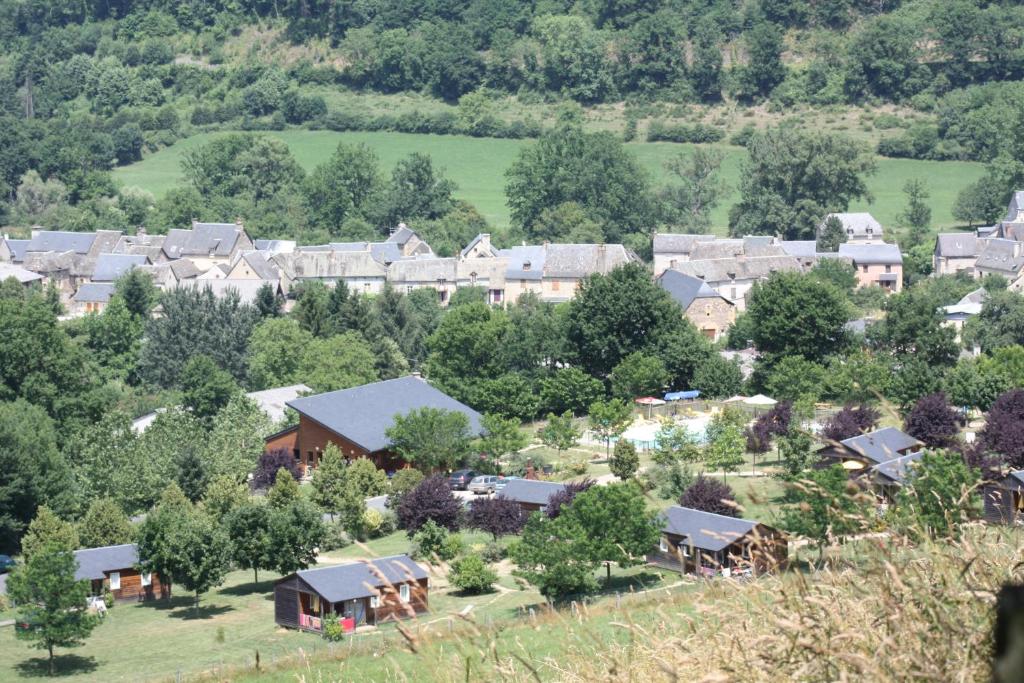eine Luftaufnahme eines Dorfes mit Häusern und Bäumen in der Unterkunft Village de Gite - La Cascade in Sainte-Eulalie-dʼOlt
