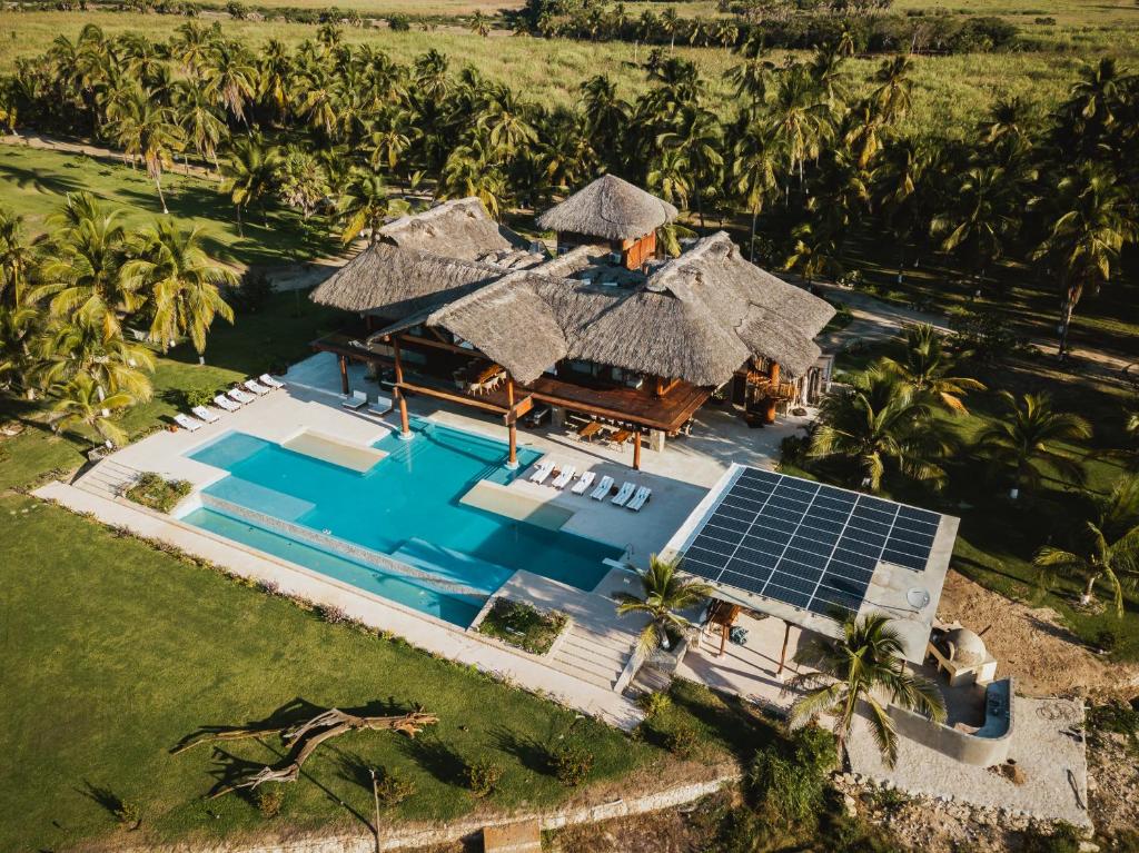 una vista aérea de una villa con piscina en Casa Kundavi Beach Front Paradise en Recado