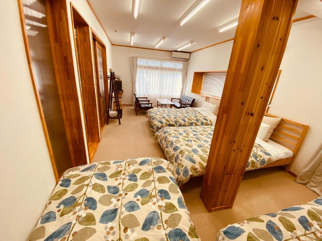 北塩原村にある2nd Houseのベッド2台付きのホテルルームと