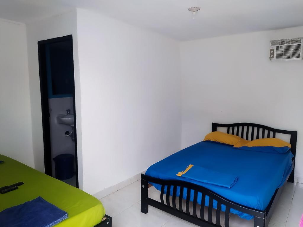 Cama o camas de una habitación en Hostal CQ Camarones