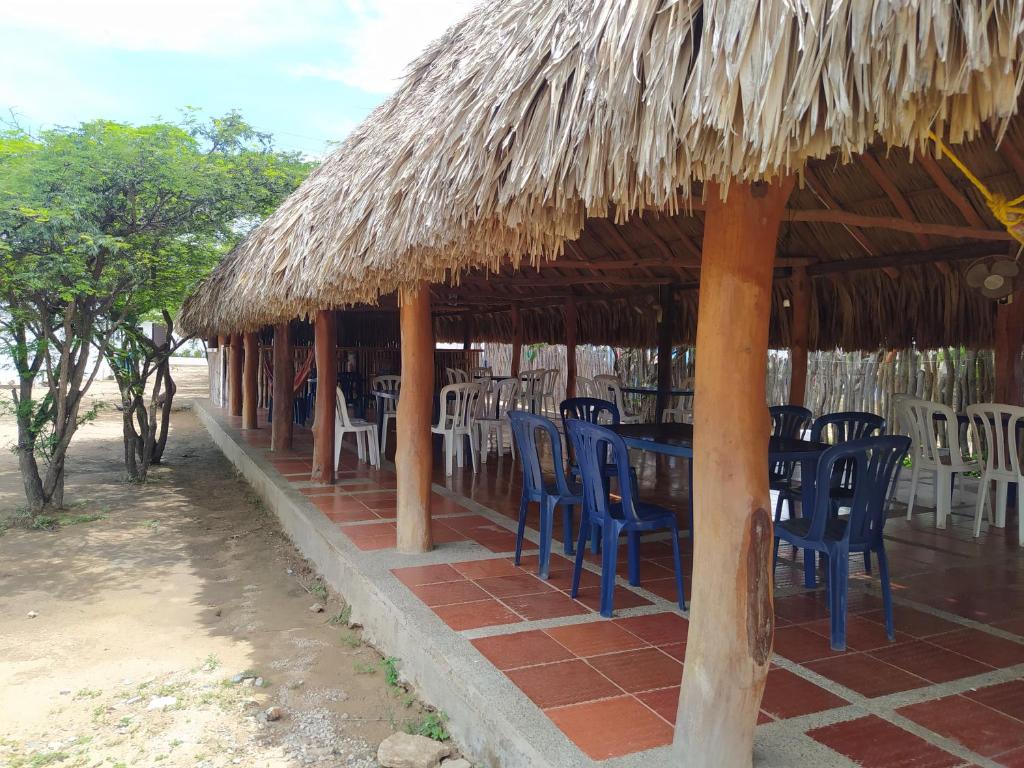 Un restaurante o sitio para comer en Hostal CQ Camarones