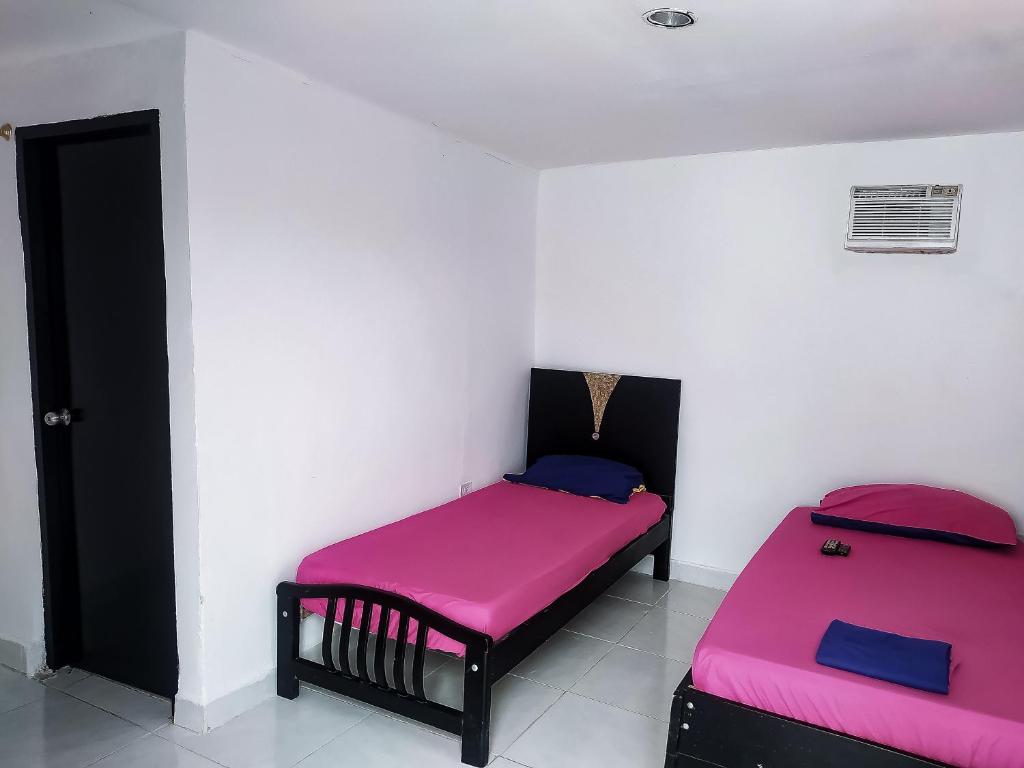 Cama o camas de una habitación en Hostal CQ Camarones