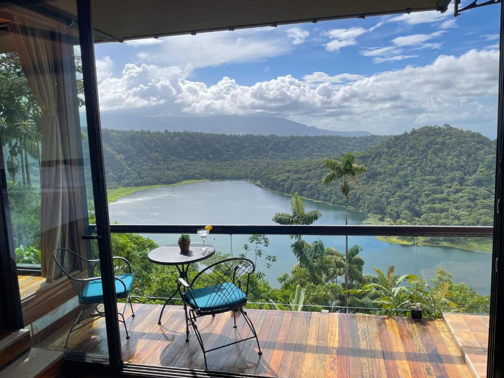 uma vista para um lago a partir de uma varanda da casa em Casa maar -Tented Camp em Río Cuarto