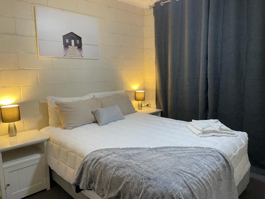 Postel nebo postele na pokoji v ubytování Gunnedah Serviced Apartments