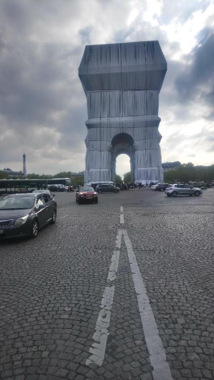 een gebouw met auto's geparkeerd op een parkeerplaats bij Toureifelchampselysee in Parijs