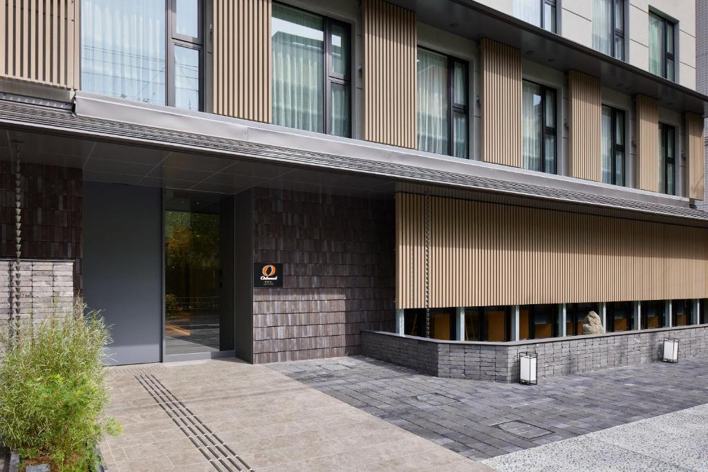 京都的住宿－Oakwood Hotel Oike Kyoto，一座有门的建筑,上面有号码