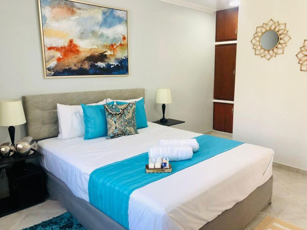 sypialnia z dużym łóżkiem i tacą z ręcznikami w obiekcie Casa Tonsupa Club del Pacifico w mieście Tonsupa