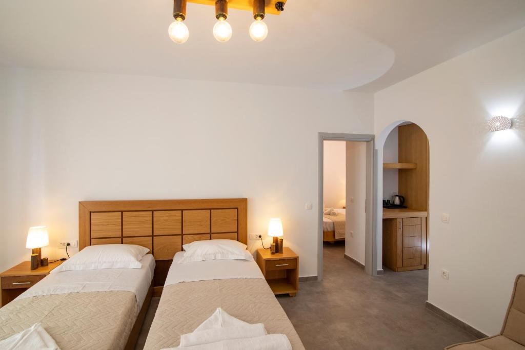 2 łóżka w pokoju z sypialnią w obiekcie Petra Aqua Villa w mieście Perissa