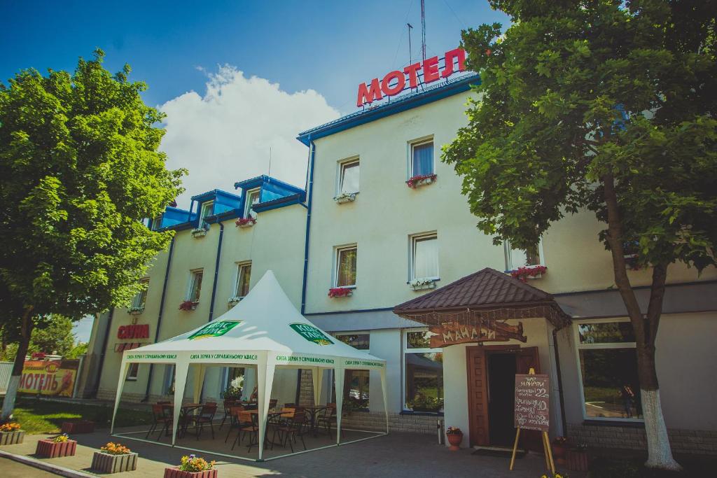 un hotel con una tienda delante en Formula 1 en Ivano-Frankivsk