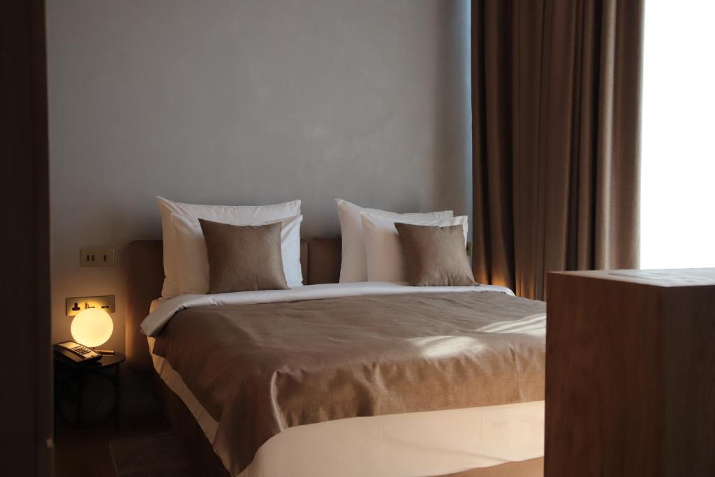 Postel nebo postele na pokoji v ubytování The Veil Hotel
