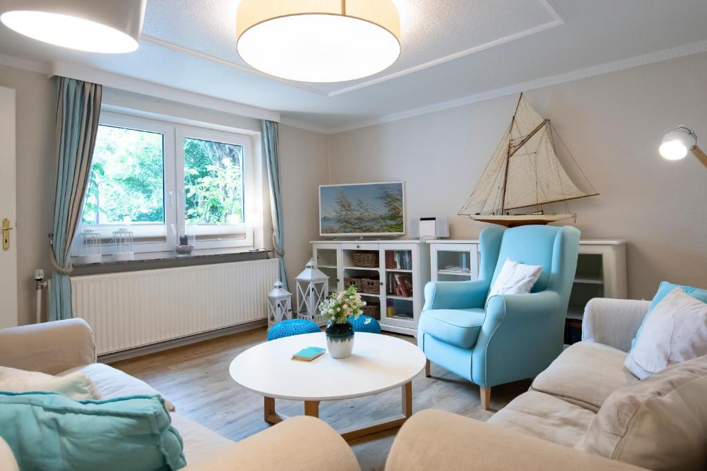 ein Wohnzimmer mit 2 Sofas und einem Tisch in der Unterkunft Rosenstraße 1b Suite in Grömitz