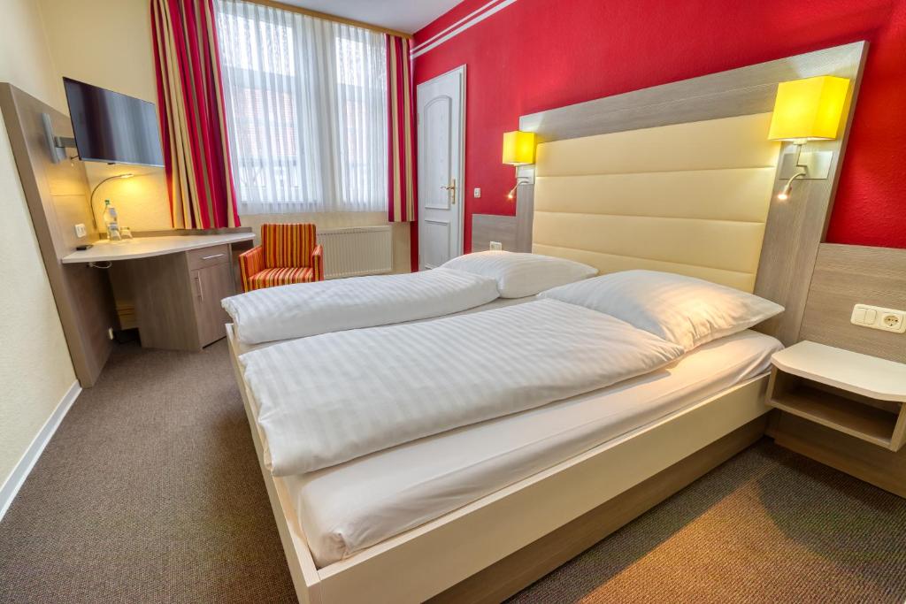 Postel nebo postele na pokoji v ubytování Hotel Goldene Krone