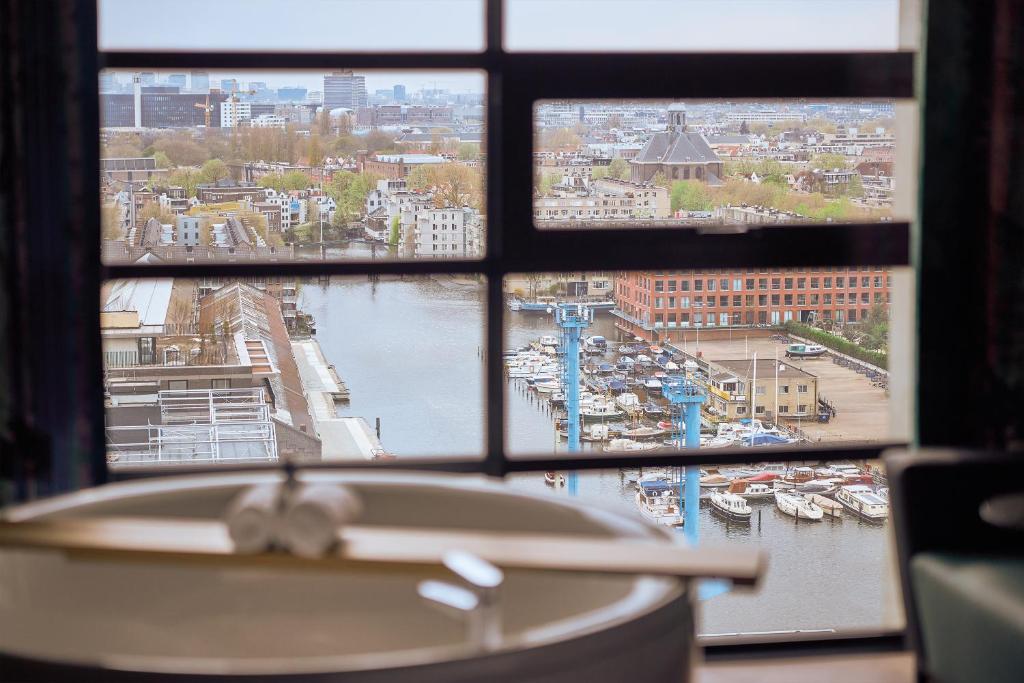 Een algemene foto van Amsterdam of een uitzicht op de stad vanuit het hotel