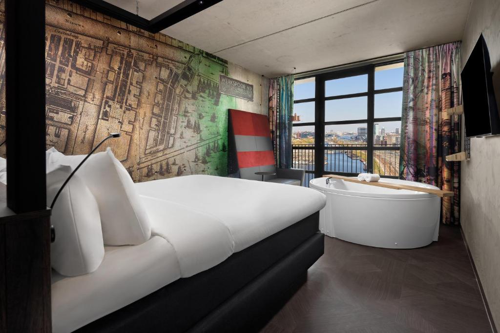 Een bed of bedden in een kamer bij Inntel Hotels Amsterdam Landmark