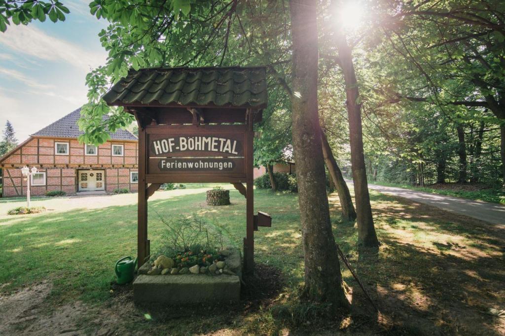 a sign in the grass next to a building at Hof Böhmetal in Schneverdingen