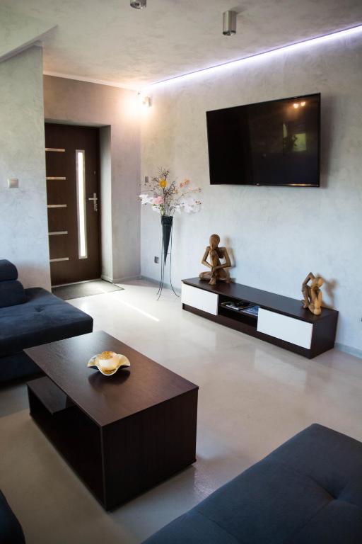 TV a/nebo společenská místnost v ubytování Słoneczna Idylla - Nad Zalewem k Karpacza SAUNA JACUZZI