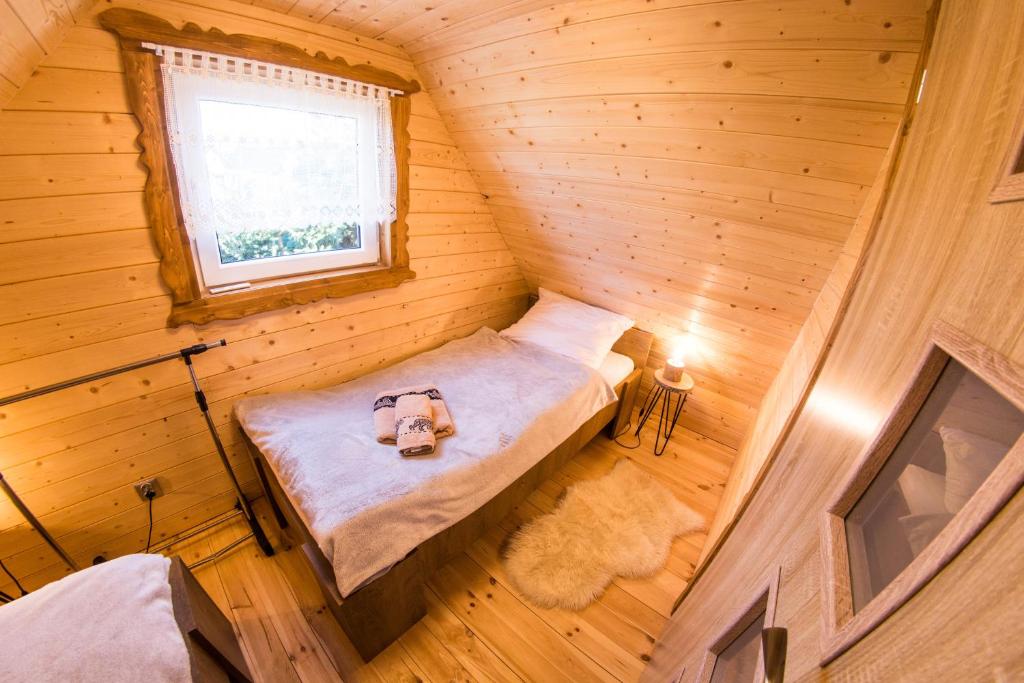 Postel nebo postele na pokoji v ubytování Słoneczna Idylla - Nad Zalewem k Karpacza SAUNA JACUZZI