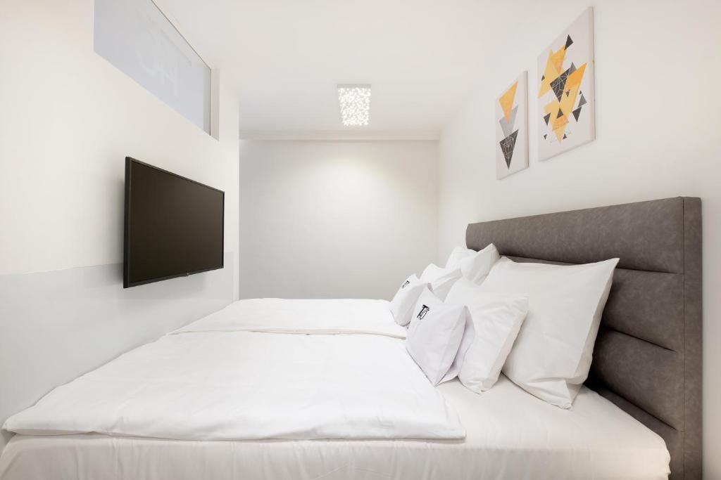 Posteľ alebo postele v izbe v ubytovaní Divat Apartments - Central Smart Homes