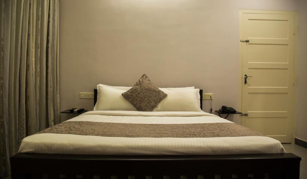 Postel nebo postele na pokoji v ubytování Nambiars Premium Heritage Hotel