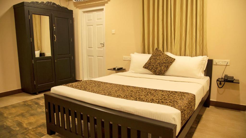 Postel nebo postele na pokoji v ubytování Nambiars Premium Heritage Hotel