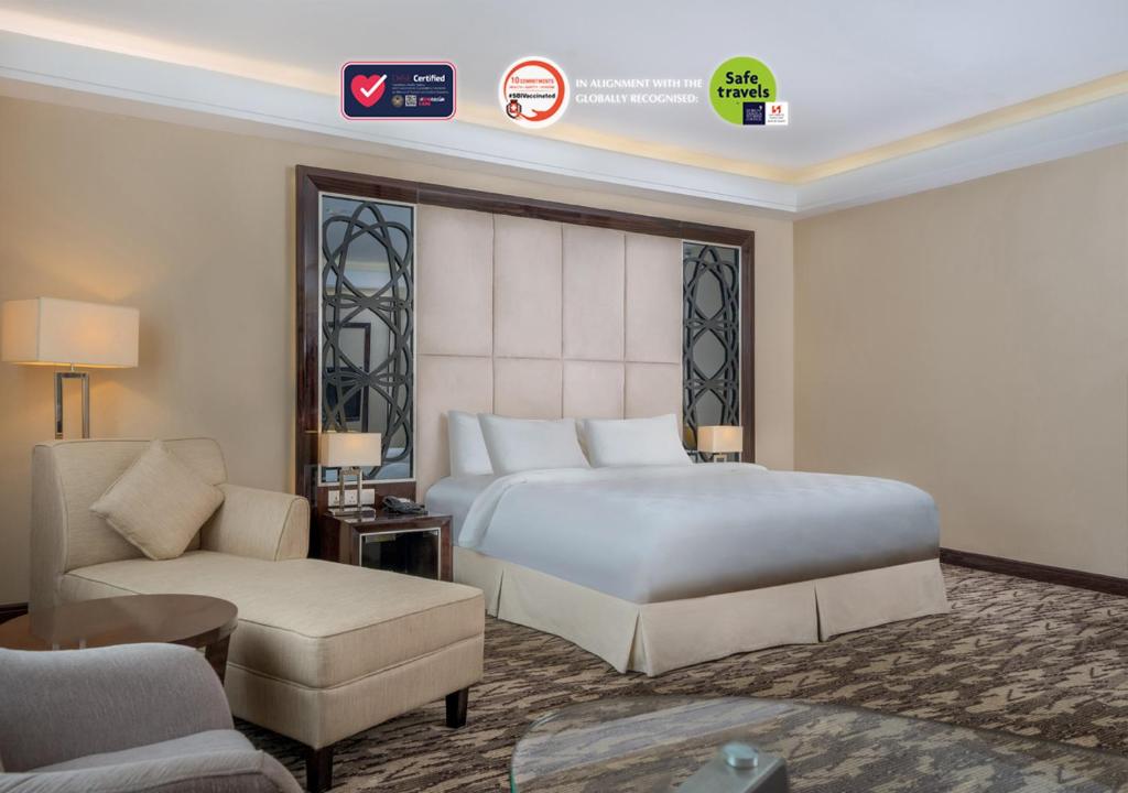 Tempat tidur dalam kamar di Swiss-Belhotel Harbour Bay