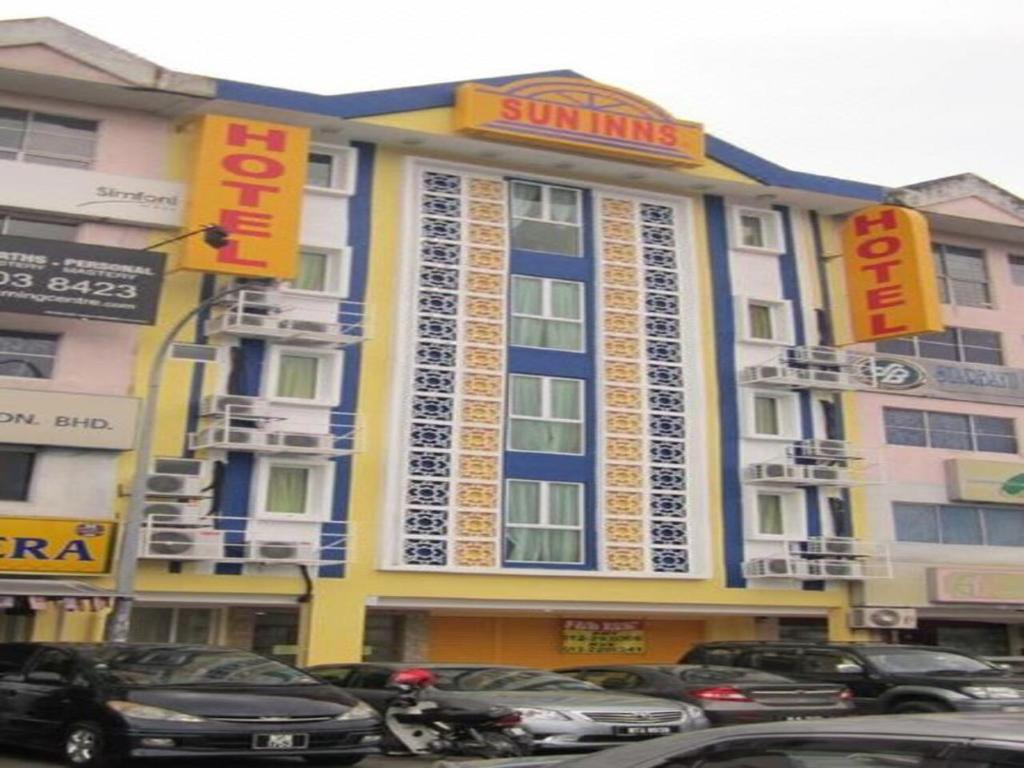 八打靈再也的住宿－Sun Inns Kelana Jaya，前面有汽车停放的建筑