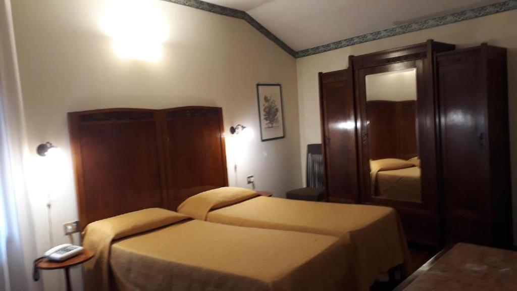 Postel nebo postele na pokoji v ubytování Hotel Due Mori No air conditioning