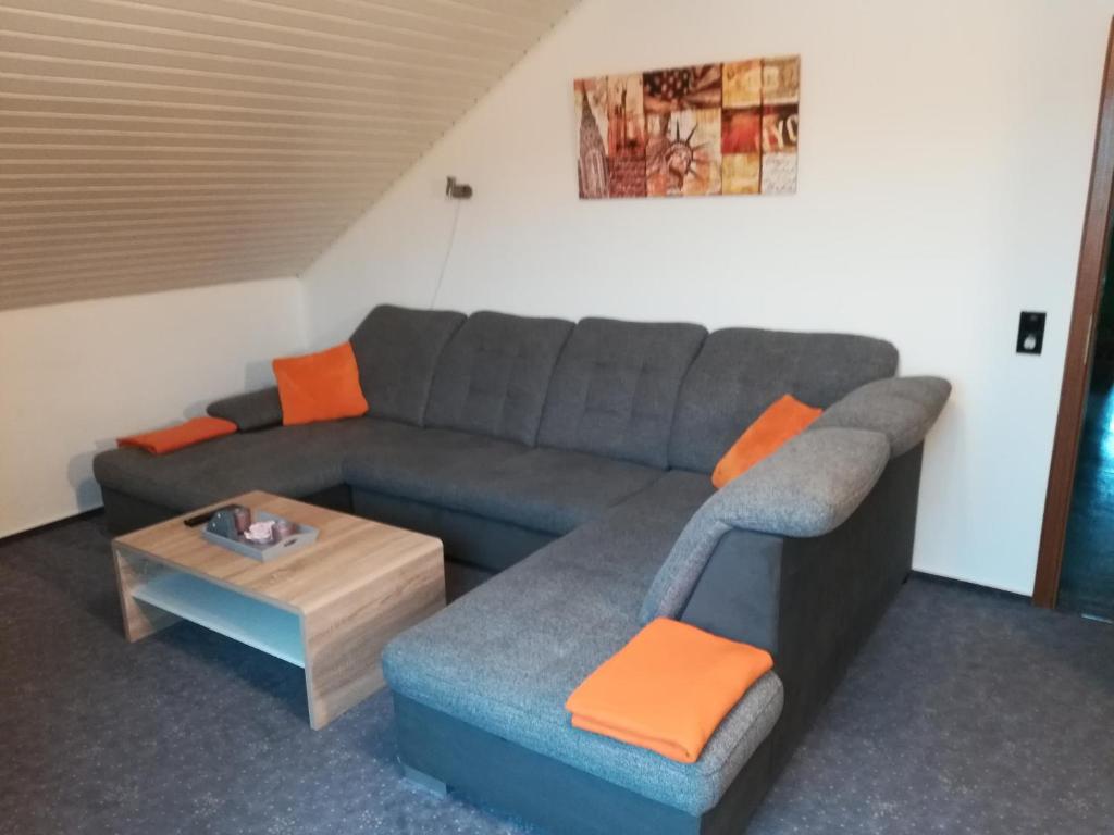 een woonkamer met een bank en een salontafel bij Apartment Preising in Willingen