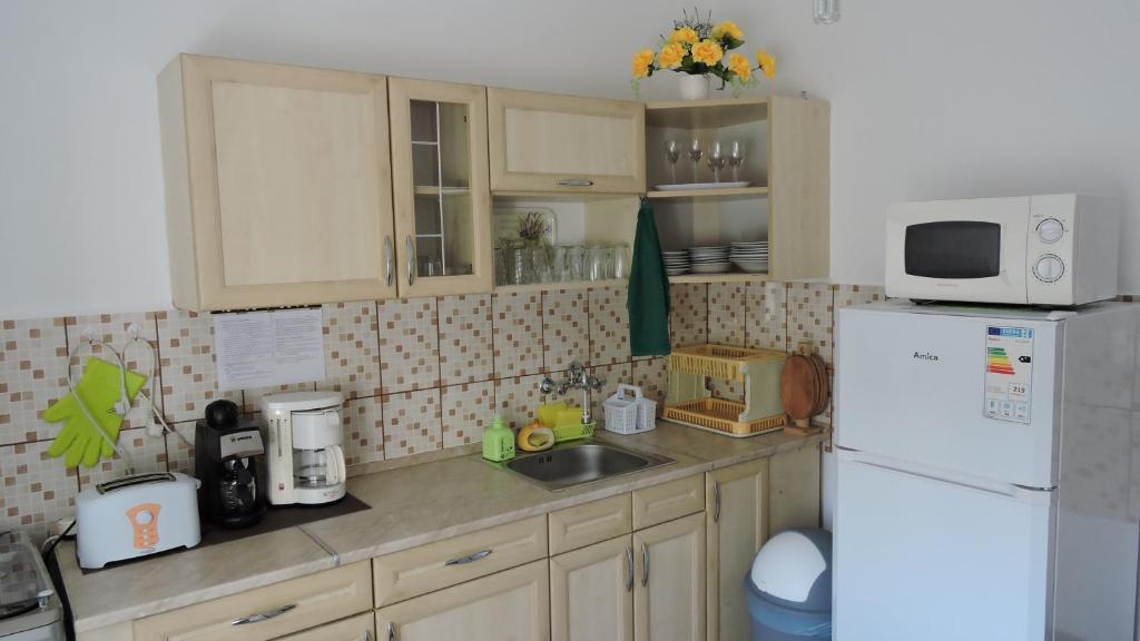 Kuchyňa alebo kuchynka v ubytovaní Melinda Apartman
