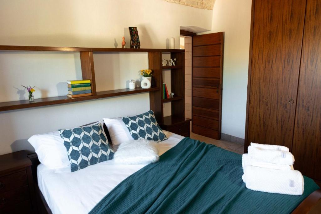 Un dormitorio con una cama con almohadas. en Tenuta Ulivi, en Putignano