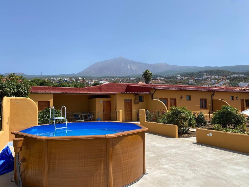 un bain à remous sur la terrasse d'une maison dans l'établissement Casas Quemahierro, à Icod de los Vinos