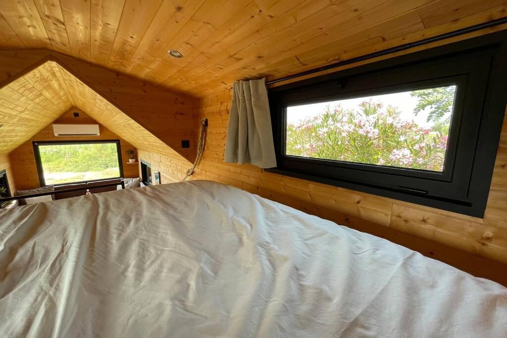 Postel nebo postele na pokoji v ubytování myinsolite - Tiny-house, jacuzzi, brasero, piscine