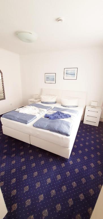 Postel nebo postele na pokoji v ubytování Hotel-Pension Haus Hubertus