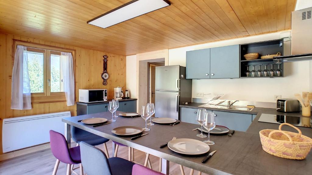 Kuchyň nebo kuchyňský kout v ubytování Joli APPARTEMENT DANS CHALET AVEC TERRASSE - SAINT JEAN D'AULPS - PROCHE MORZINE - 6 PERSONNES - LILOU