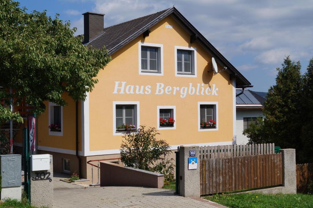 un edificio con las palabras tiene Benjamin Benjamin Benjamin en Haus Bergblick en Maiersdorf