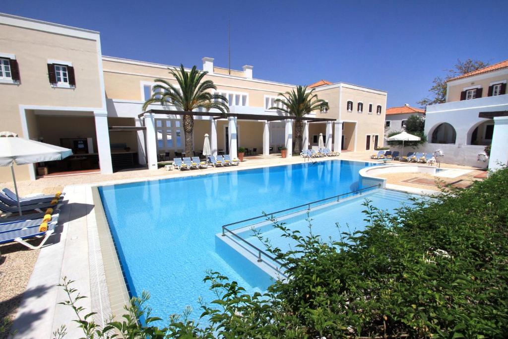 Bazén v ubytování Nissia Traditional Residences Spetses nebo v jeho okolí
