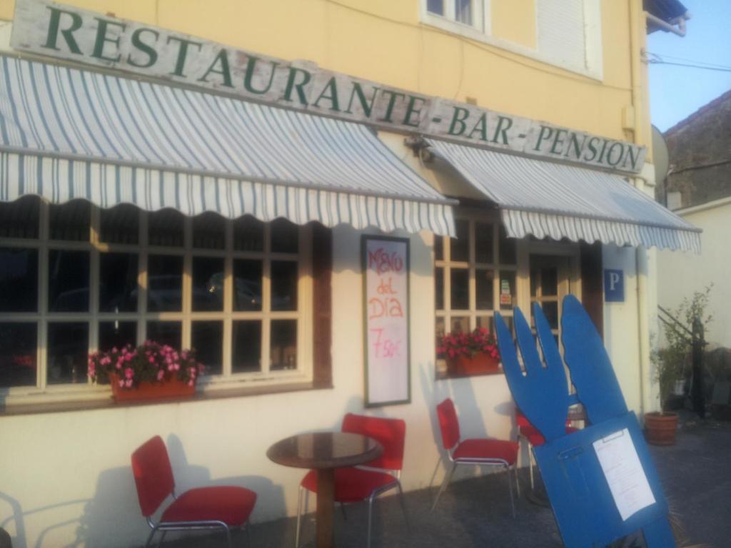 een restaurant met stoelen en een tafel voor een gebouw bij El Centro in Vargas