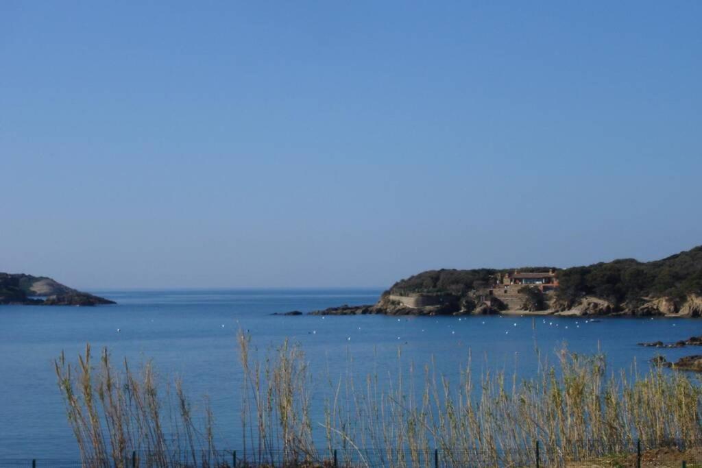 une vue sur une grande étendue d'eau dans l'établissement La Tour Fondue Appartement vue mer Grand T2 face a Porquerolles Drap serviette non fournis, à Hyères