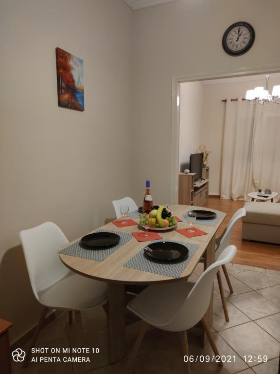 - Sala de estar con mesa y sillas en Lovely Eleana Apartment in Corfu en Corfú