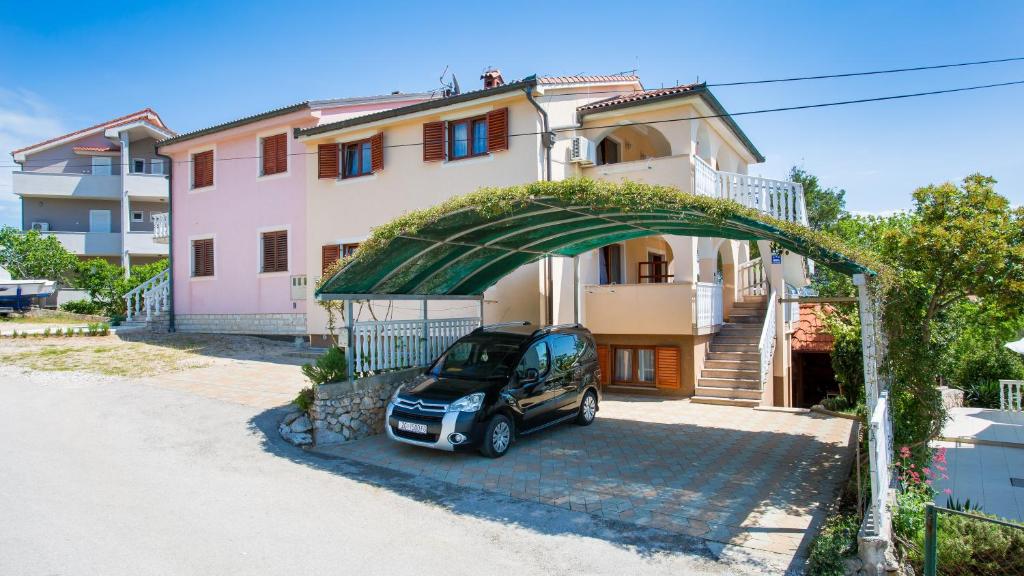 a small car parked in front of a house at Apartment Branko in Šilo