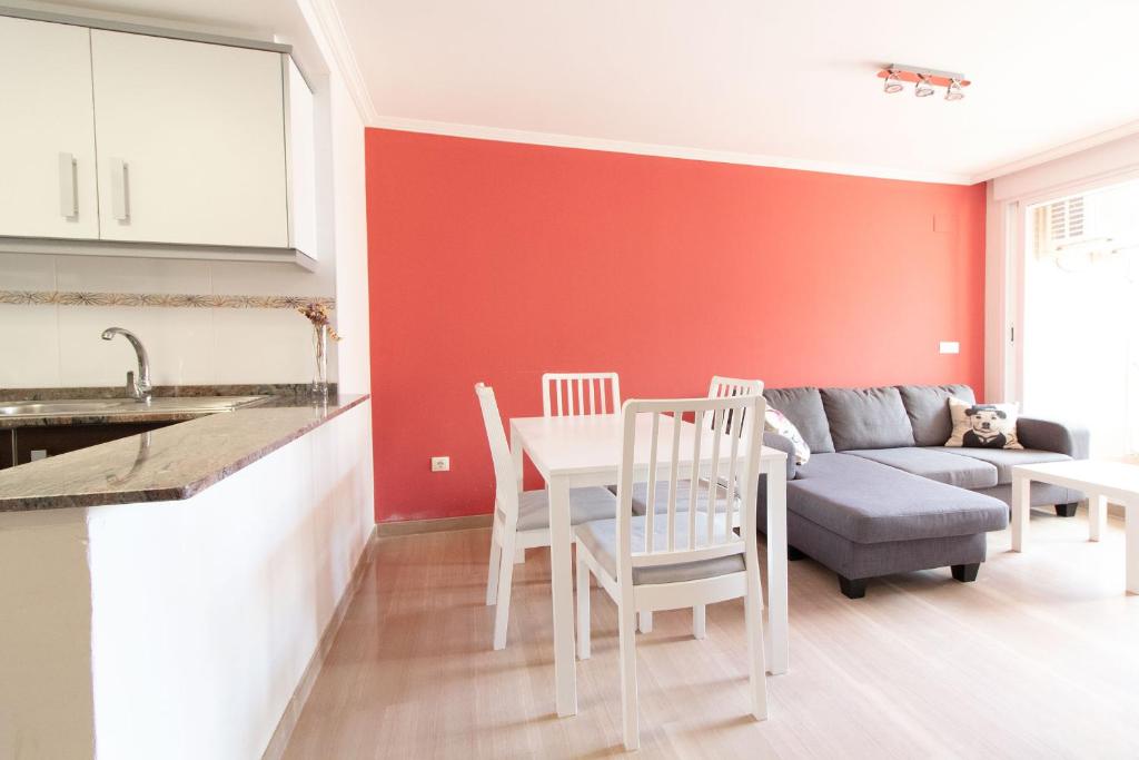 Global Vacacional, Apartamento a 200m de la playa de Puerto de Sagunto - 带阳台的公寓