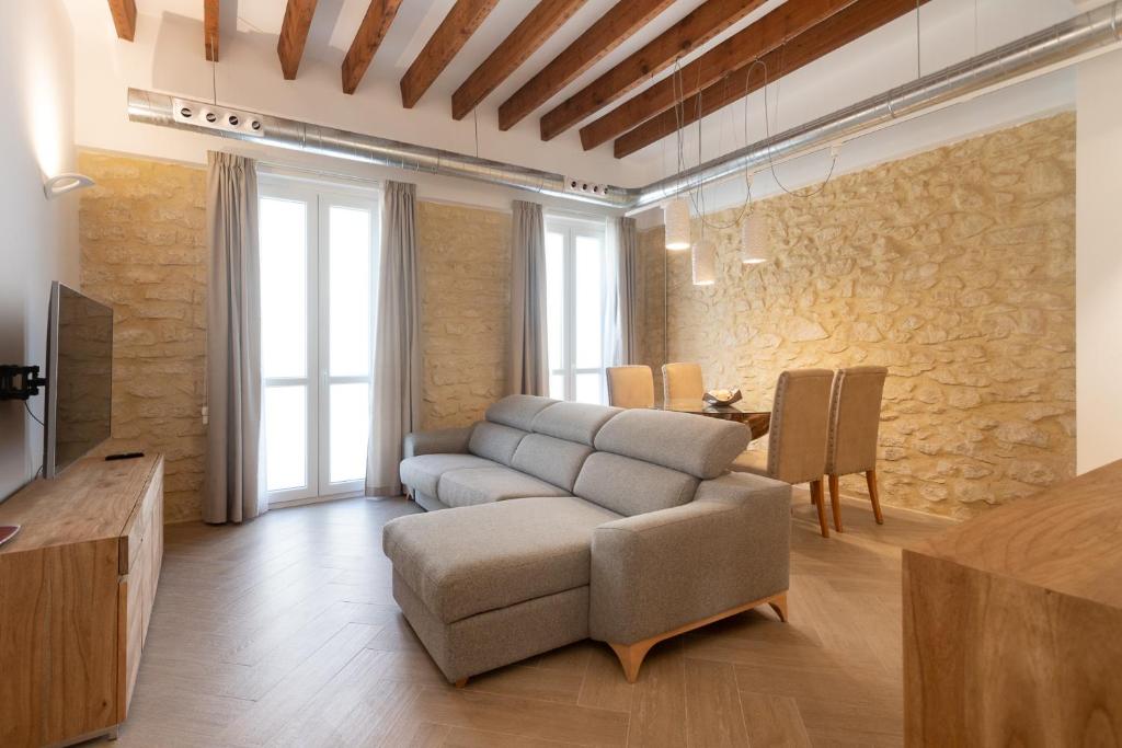 uma sala de estar com um sofá e uma mesa em Luxury Rental Spain em Alicante