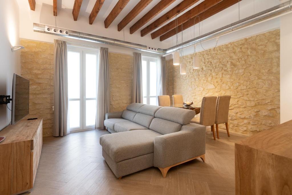een woonkamer met een bank en een tafel bij Luxury Rental Spain in Alicante
