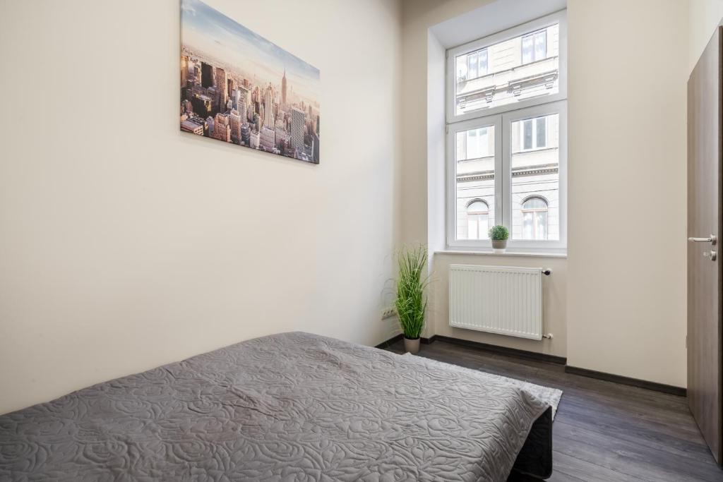 Letto o letti in una camera di Central comfort suite for 6 by Oktogon