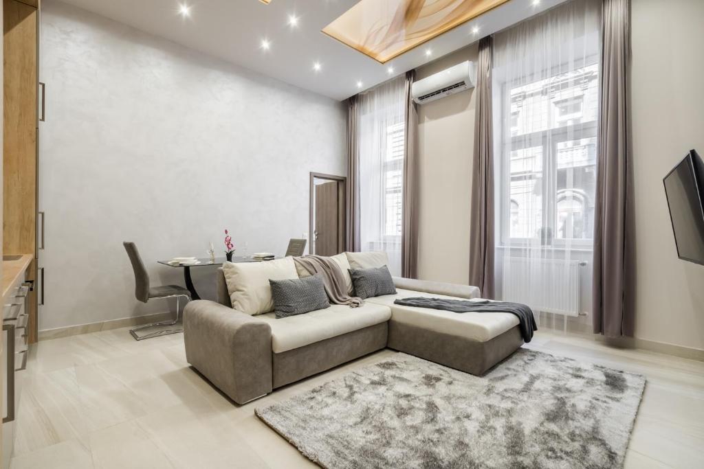 un soggiorno con un divano e un tavolo di Central comfort suite for 6 by Oktogon a Budapest