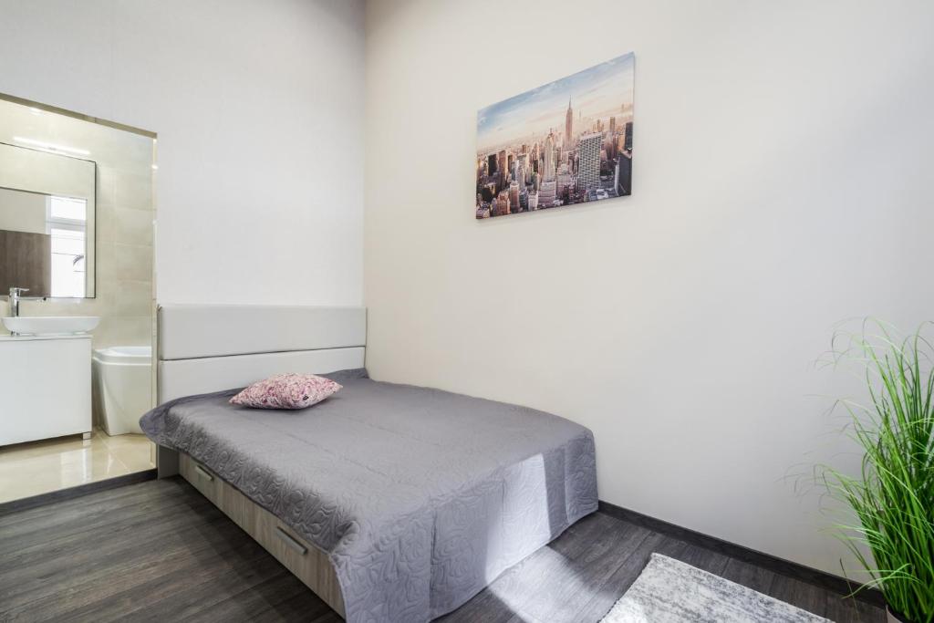 Letto o letti in una camera di Central comfort suite for 6 by Oktogon
