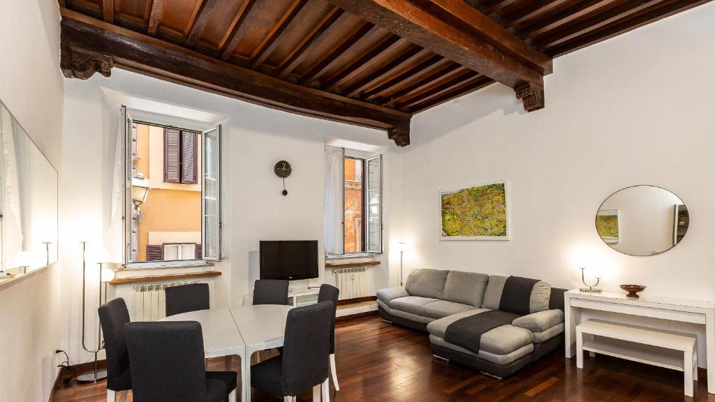 A seating area at Cartari Rental in Rome Apartment