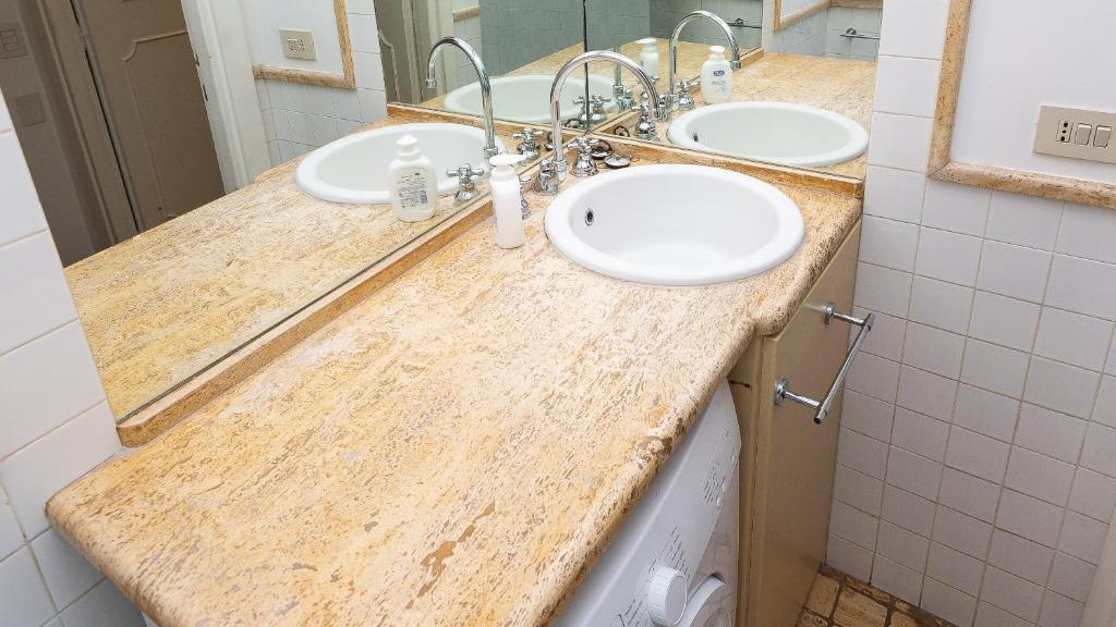A bathroom at Cartari Rental in Rome Apartment